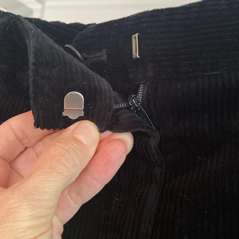 Theory Black Corduroy Skirt Scalloped‎ Hem Mini Skirt Women's Size 6 Designer